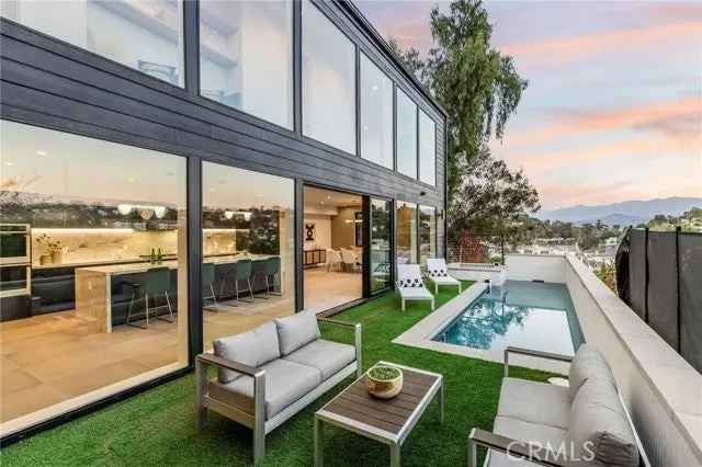 Single-family house For Sale in 2311, Effie Street, Los Angeles, California