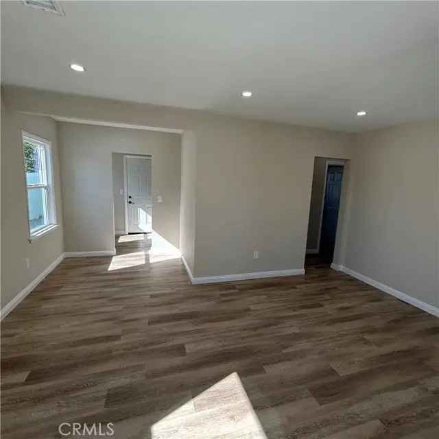 Single-family house For Sale in Long Beach, California