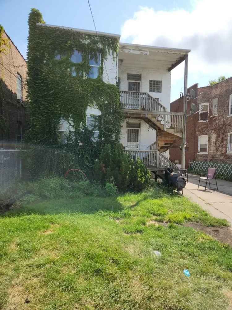 Multi-family house For Sale in 7826, South Bennett Avenue, Chicago, Illinois