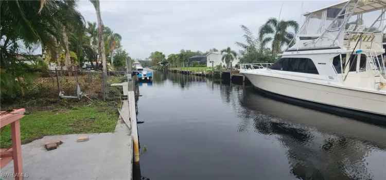 Single-family house For Sale in Fort Myers Shores, Florida