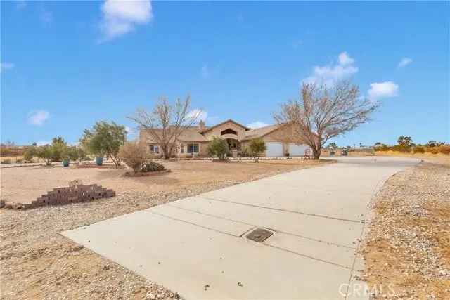 Single-family house For Sale in Oak Hills, California