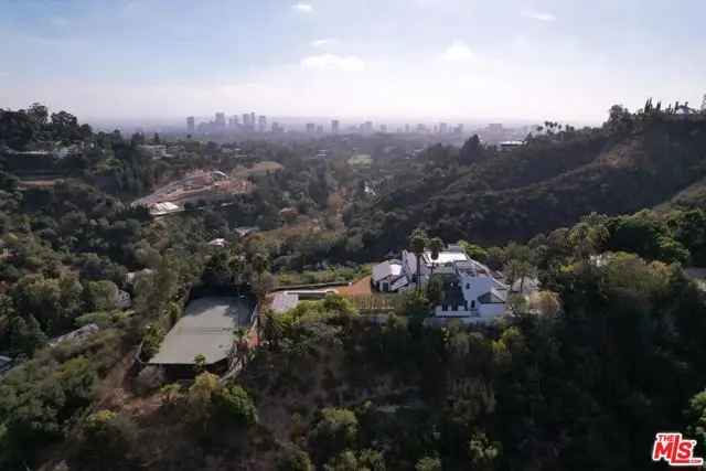 Single-family house For Sale in 10690, Somma Way, Los Angeles, California