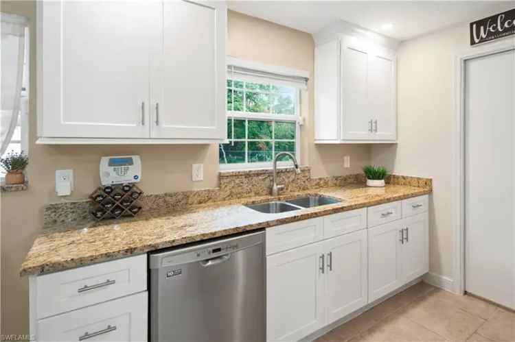 Single-family house For Sale in 900, Coconut Circle West, East Naples, Florida