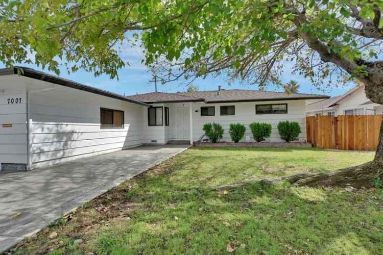 Single-family house For Sale in Elk Grove, California