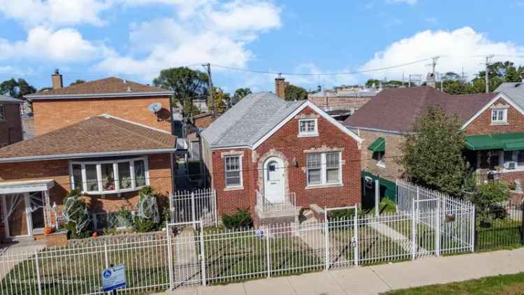 Single-family house For Sale in 2434, West 47th Place, Chicago, Illinois