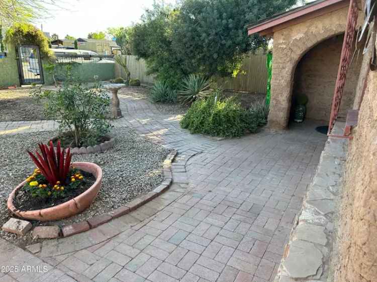 Single-family house For Sale in 1924, East Monte Vista Road, Phoenix, Arizona