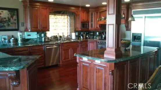 Single-family house For Sale in Canyon Lake, California