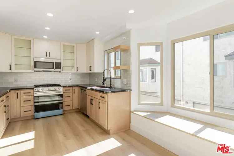 Condo For Sale in 7550, Zombar Avenue, Los Angeles, California