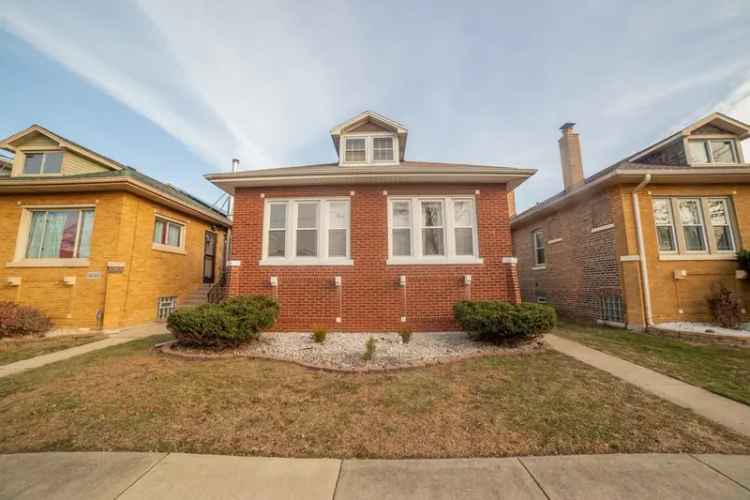 Single-family house For Sale in 8249, South Cornell Avenue, Chicago, Illinois