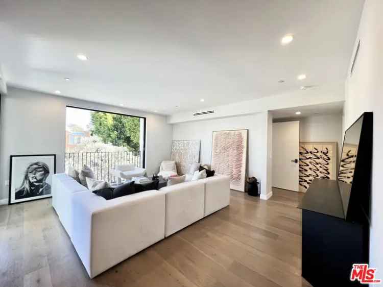 Condo For Sale in 1017, North Croft Avenue, Los Angeles, California