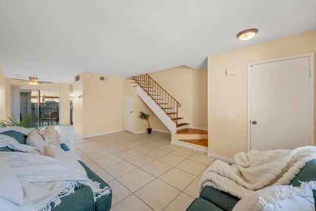 House For Sale in 565, Beverly Place, San Marcos, California