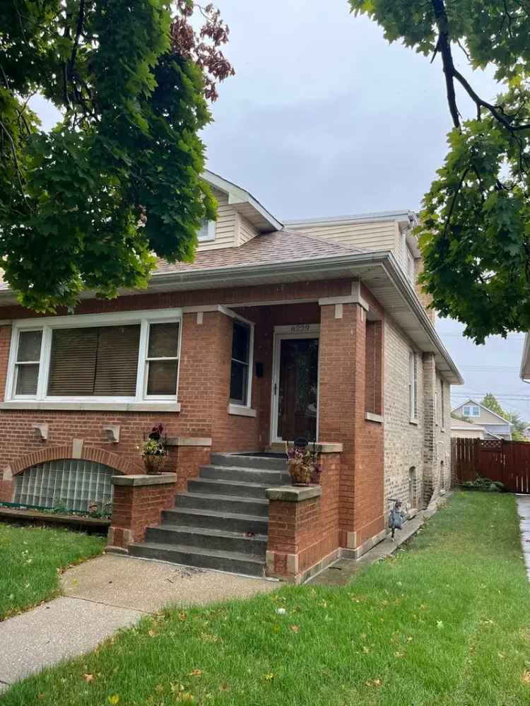 Single-family house For Sale in 6229, West Waveland Avenue, Chicago, Illinois