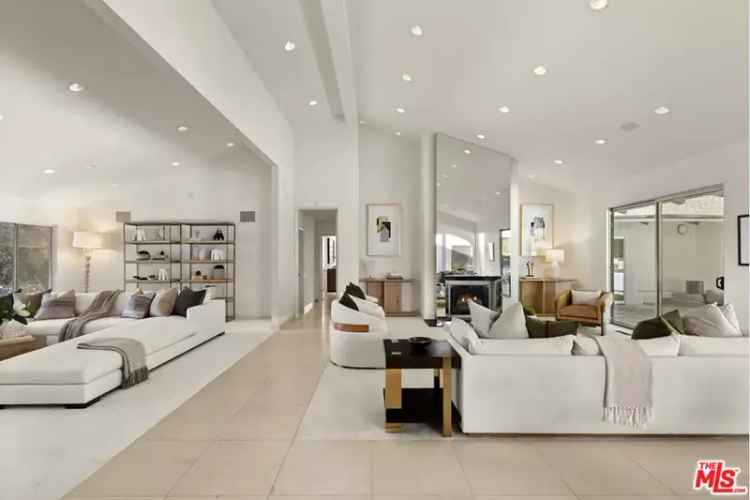 Single-family house For Sale in 811, North Hillcrest Road, Beverly Hills, California