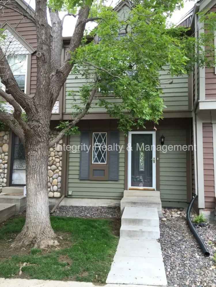 Spacious Townhouse for Rent - 1700 sq ft - Available April 9th