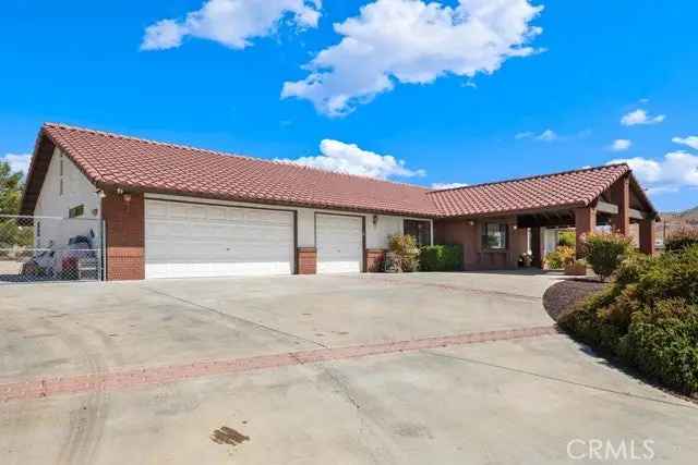 Single-family house For Sale in Apple Valley, California