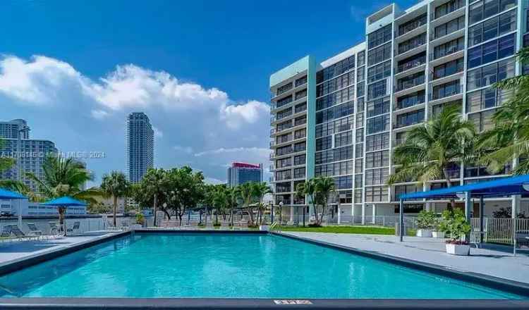 Spacious 1-Bedroom Plus Den Apartment with Intracoastal Views