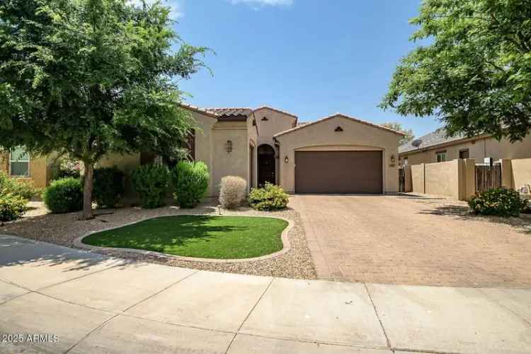 Single-family house For Sale in 15677, West Almeria Road, Goodyear, Arizona