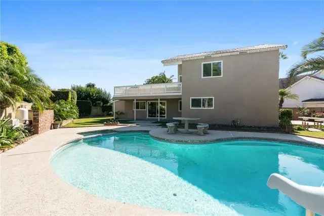 Single-family house For Sale in 21372, Pensacola Circle, Huntington Beach, California