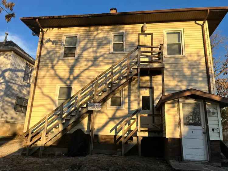 Multi-family house For Sale in 702, North Oak Street, Bloomington, Illinois