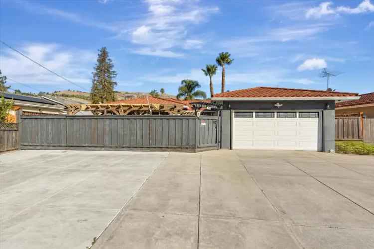 Single-family house For Sale in 10460, Mahoney Drive, San Jose, California