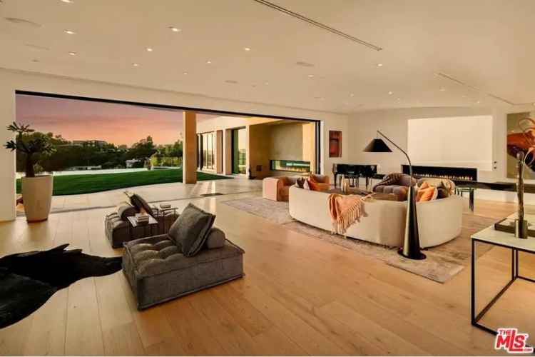 Single-family house For Sale in 455, Castle Place, Beverly Hills, California