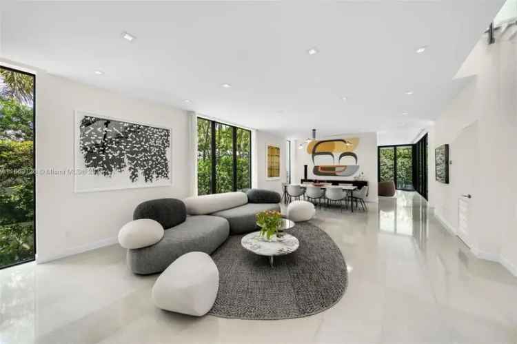 Single-family house For Sale in 5327, North Bay Road, Miami Beach, Florida