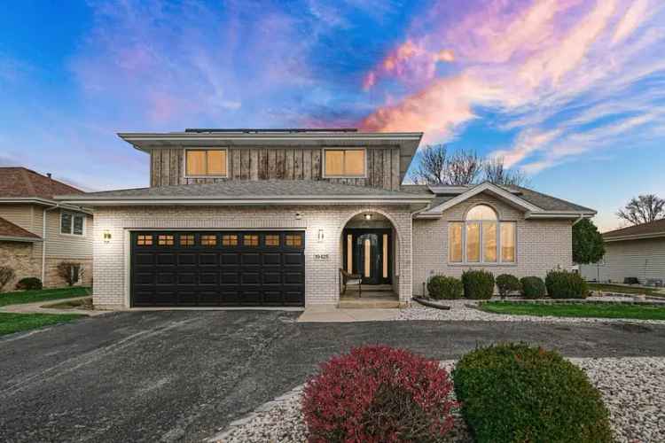 Single-family house For Sale in 19425, Oakwood Avenue, Lynwood, Illinois