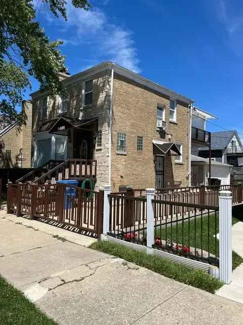 Single-family house For Sale in 6608, West Roscoe Street, Chicago, Illinois