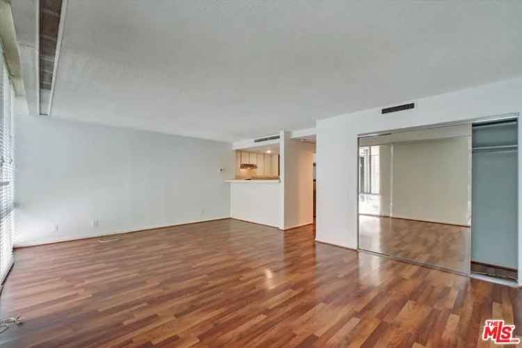 Condo For Sale in Los Angeles, California