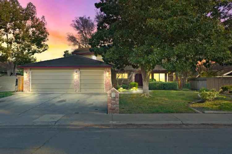 Single-family house For Sale in 435, Deer River Way, Sacramento, California