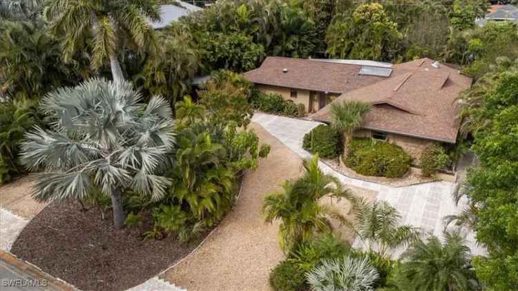 Single-family house For Sale in 699, Binnacle Drive, Naples, Florida