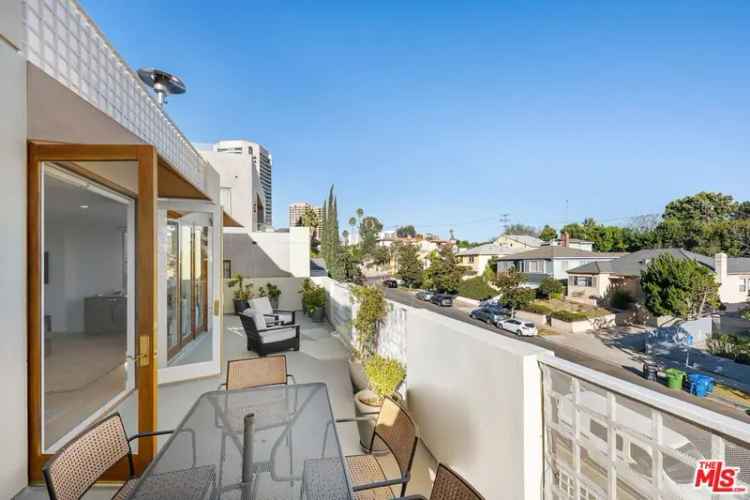 Condo For Sale in 10575, Ashton Avenue, Los Angeles, California