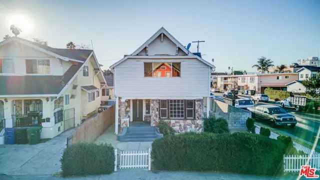 Single-family house For Sale in 2101, Arlington Avenue, Los Angeles, California