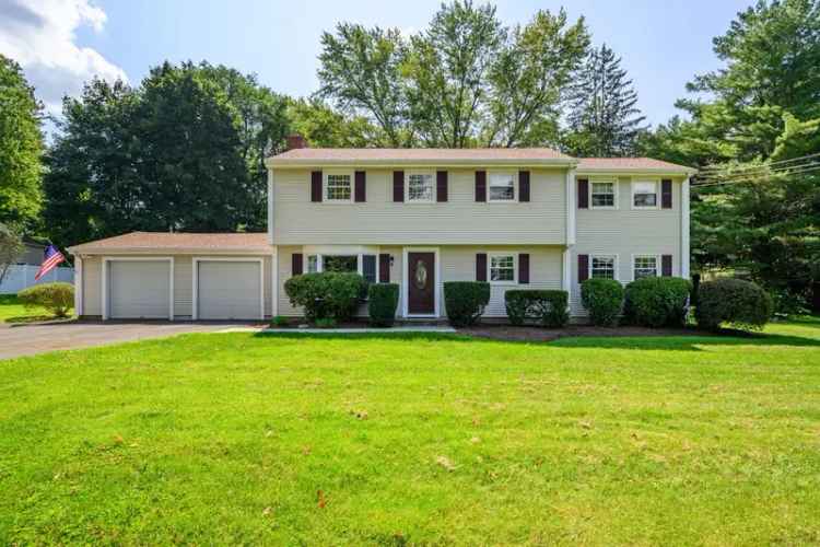 Single-family house For Sale in 2, Elm Drive, Newtown, Connecticut