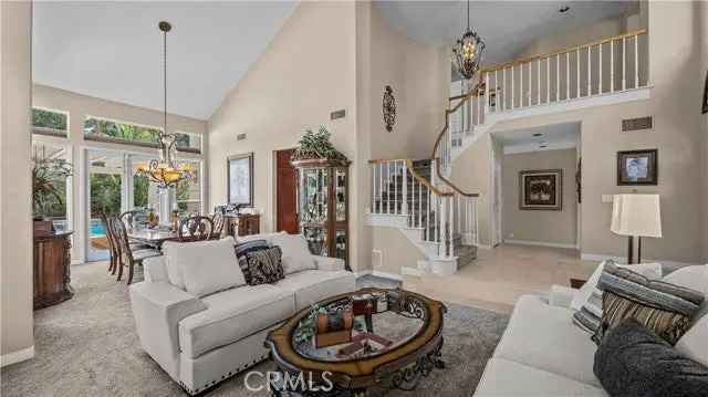 Single-family house For Sale in 2221, Ventia, Tustin, California