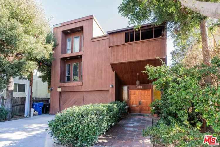 Single-family house For Sale in 11916, Idaho Avenue, Los Angeles, California