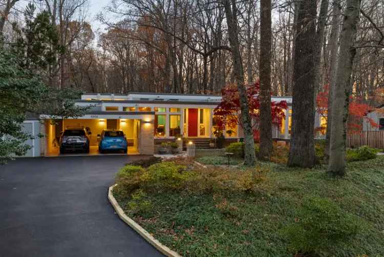 Modernist 5-Bedroom Home in Bannockburn Estates