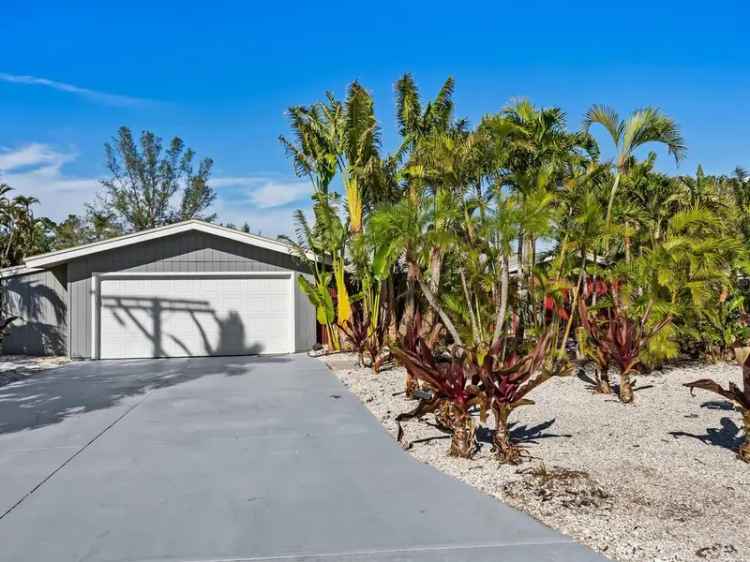 Single-family house For Sale in 671, Emerald Harbor Drive, Longboat Key, Florida