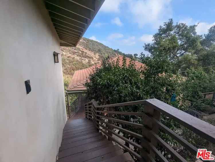 Single-family house For Sale in Topanga, California