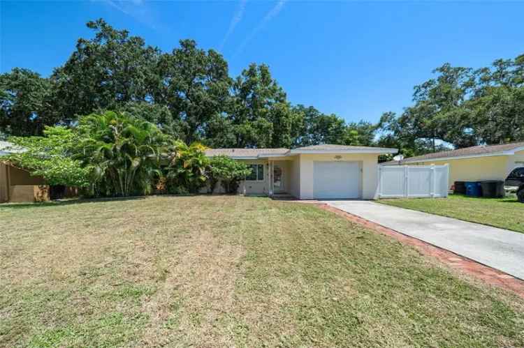 Single-family house For Sale in 2452, Chaucer Street, Clearwater, Florida