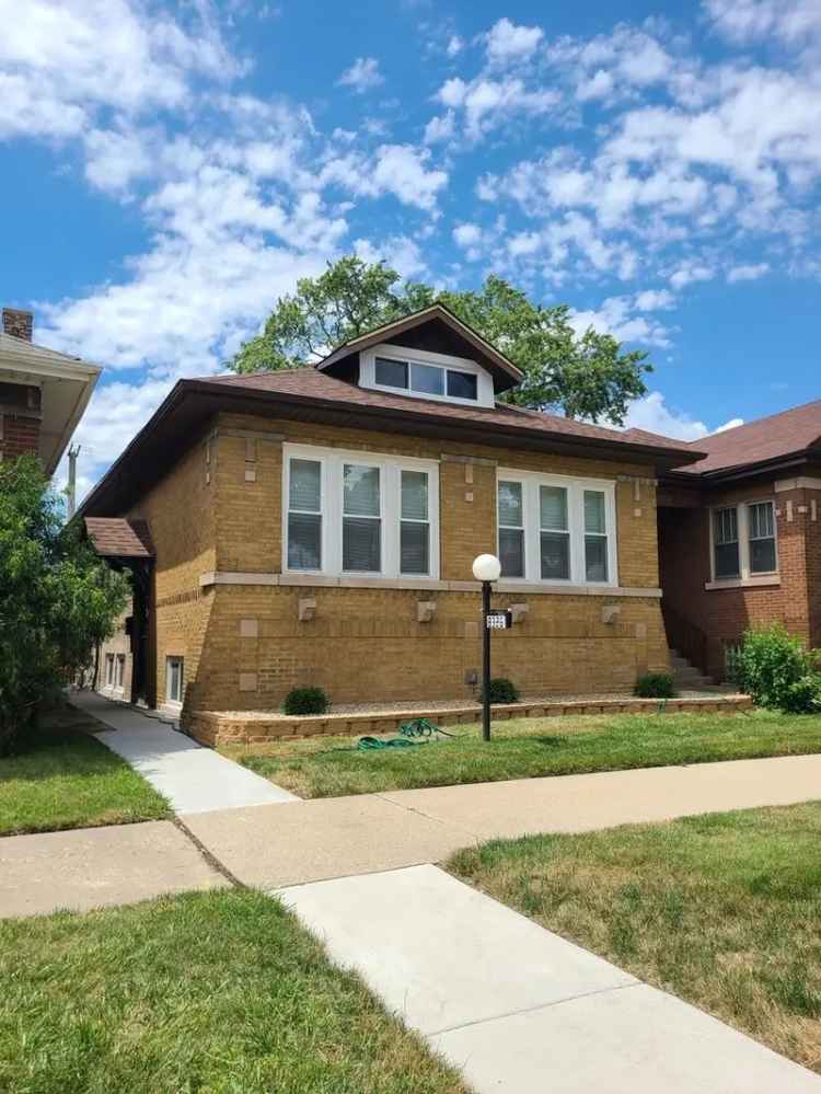 Single-family house For Sale in 8326, South Luella Avenue, Chicago, Illinois