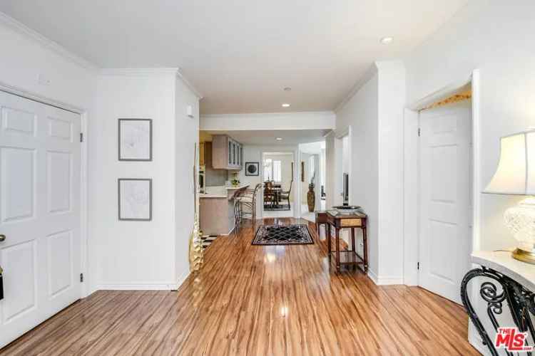 Condo For Sale in Los Angeles, California