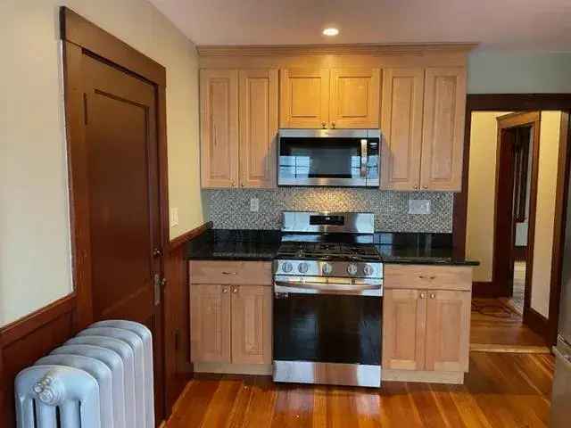 2 Bedroom Apartment in West Roxbury Near Public Transportation