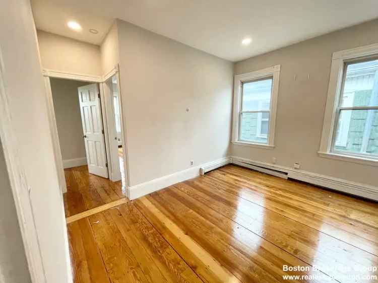 3 Bedroom Apartment Near MBTA - Newly Renovated