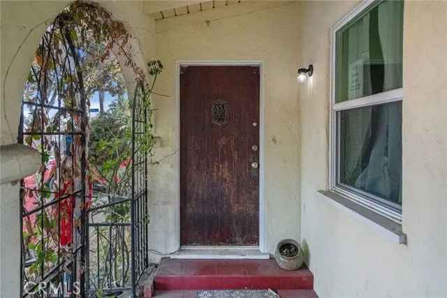 Single-family house For Sale in Long Beach, California