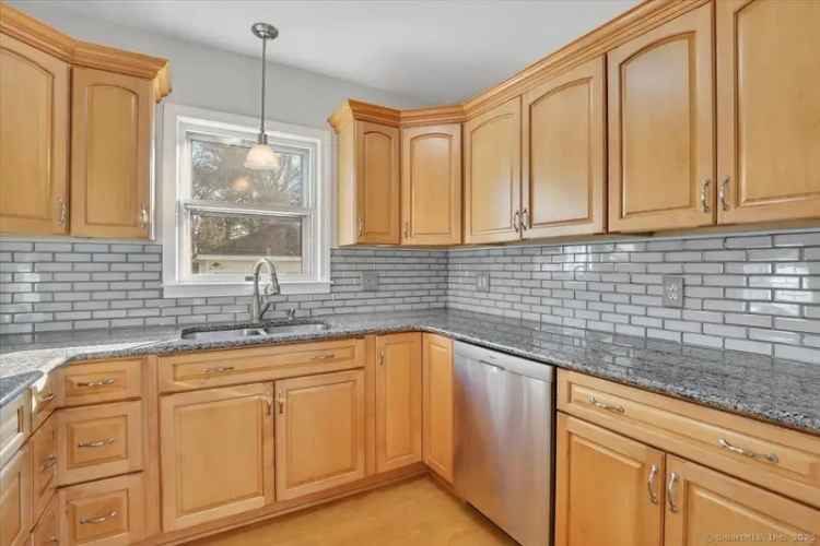 Single-family house For Sale in 89, Maple Street, East Hartford, Connecticut