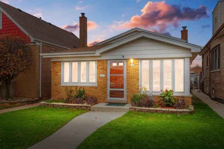 Single-family house For Sale in 6350, South La Crosse Avenue, Chicago, Illinois