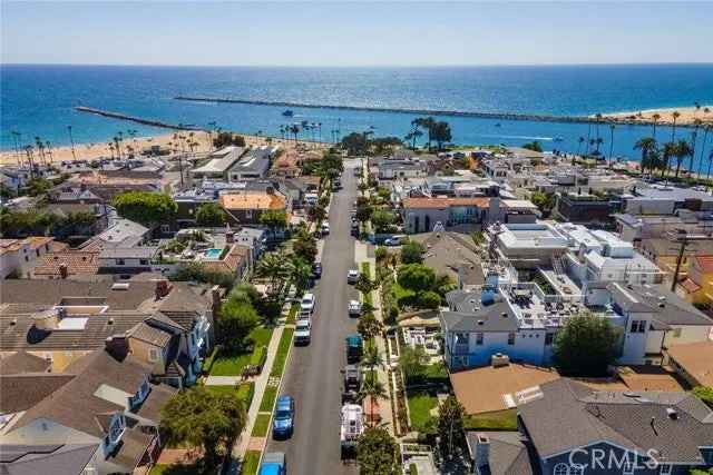 Single-family house For Sale in 237, Heliotrope Avenue, Newport Beach, California