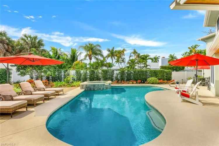 Single-family house For Sale in Naples, Florida