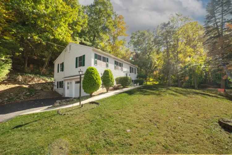 Single-family house For Sale in 23, Oak Grove Road, Brookfield, Connecticut